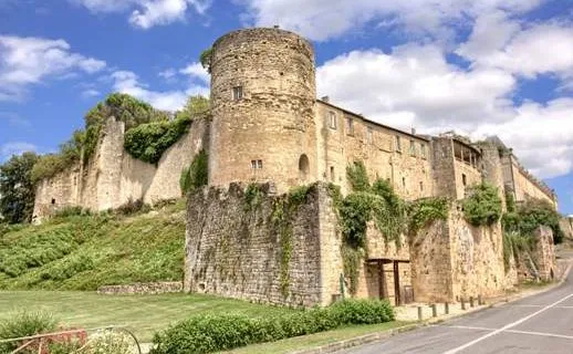 Château — Maçonnerie et entretien paysager au château des Quat'Sos (Quat-Sos), La Réole
