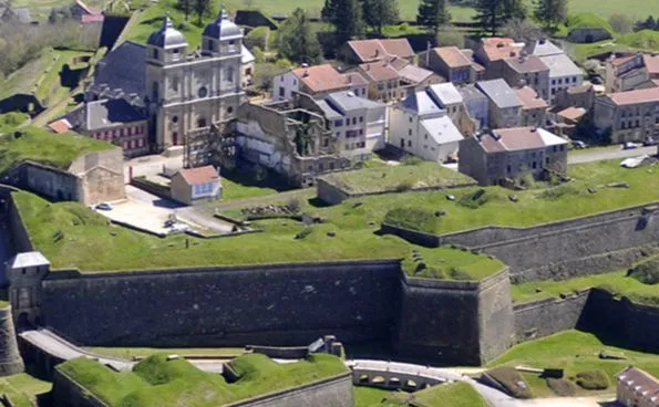 Remparts / fortifications — Chantier de bénévoles « Maçonnerie en pierres sèches » à Montmédy, Marville