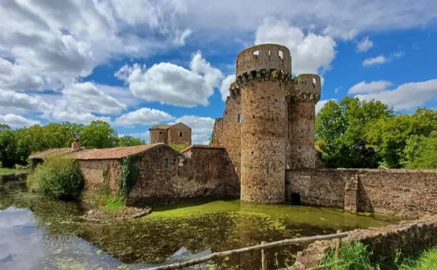 Château — AU CHÂTEAU DES COLPORTEURS - Octobre 2026, ARGENTONNAY